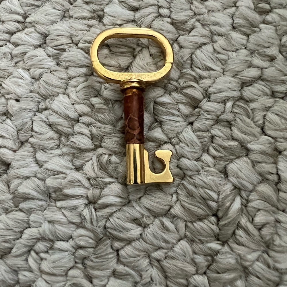 Key chain in gold color metal with leather finish